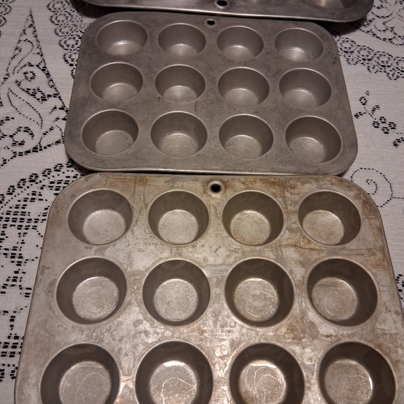 Vintage Aluminum Silver Muffin /Mini Muffin and Mirro Loaf Pan Set. Qty-4. - Picture 4 of 5
